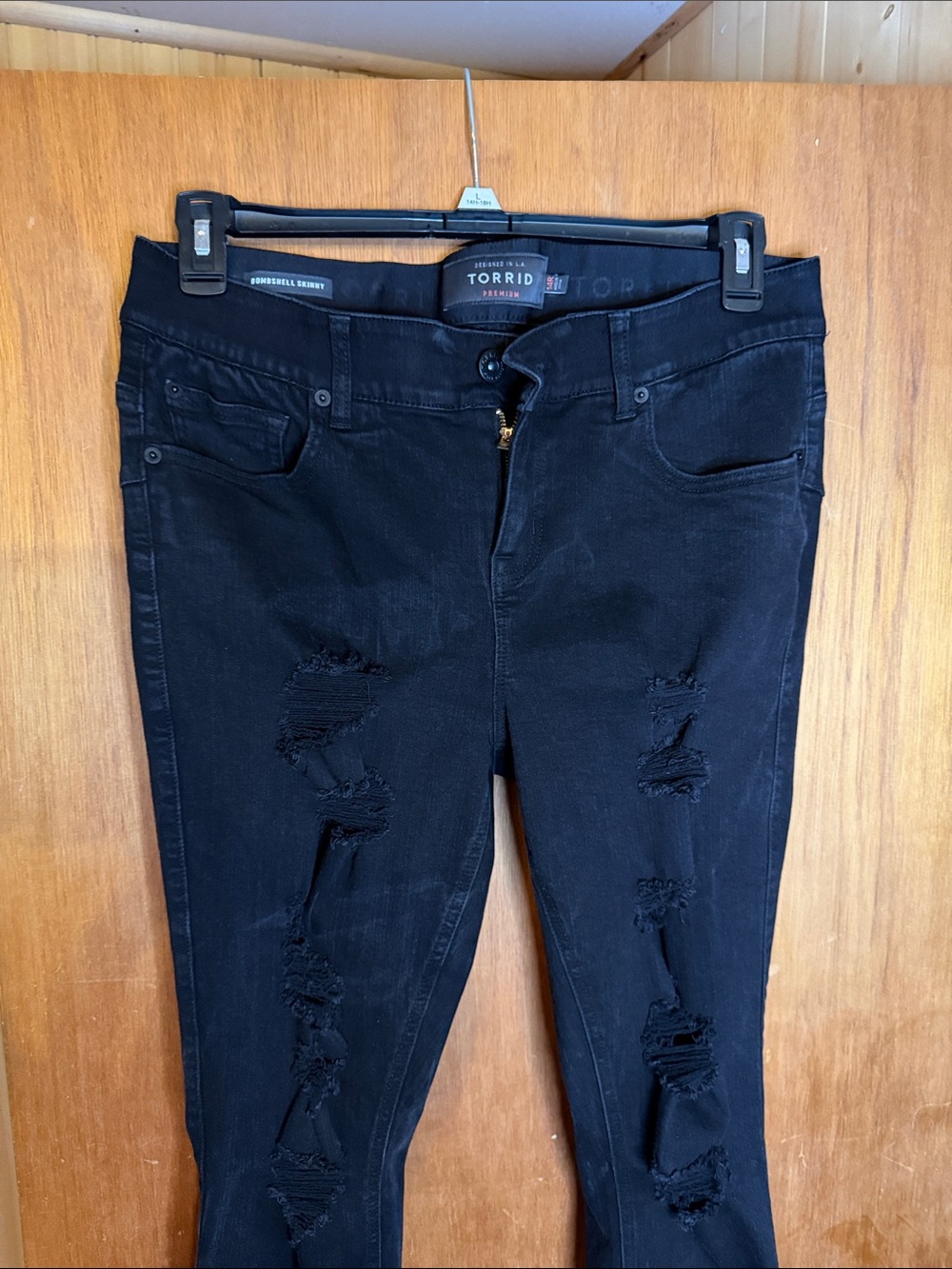 Torrid Black Distressed Bombshell 💣 Skinny